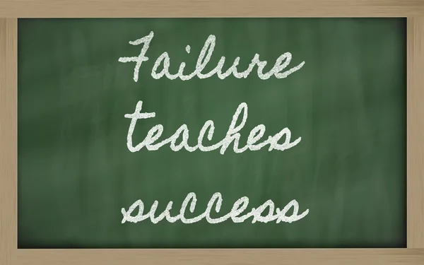 Ausdruck - Scheitern lehrt Erfolg - auf einem Schulblac geschrieben — Stockfoto