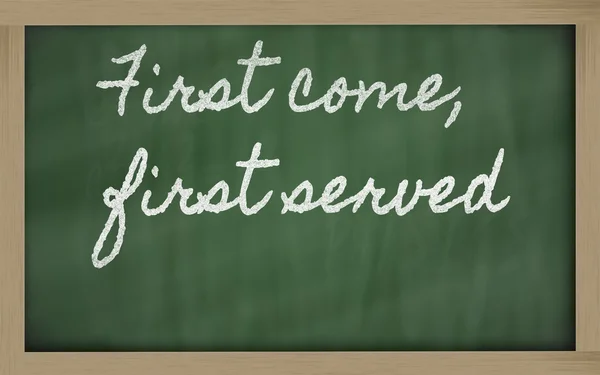 Expresión - Primero llegado, primero servido - escrito en una escuela bla — Foto de Stock
