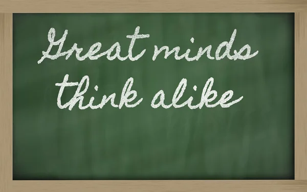 Wyrażenie - wielkie umysły myślą podobnie - napisane na blac szkoły — Zdjęcie stockowe
