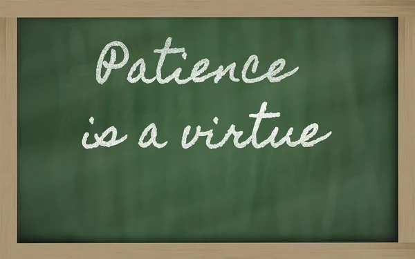 Wyrażenie - cierpliwość jest cnotą - napisane na blackbo szkoły — Zdjęcie stockowe