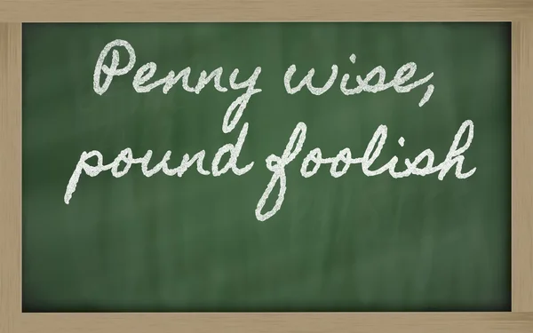 Uttryck - penny wise, pund dumt - skrivit på en skola bl — Stockfoto
