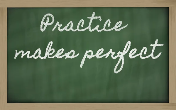 Wyrażenie - praktyka czyni doskonały - napisał na czarnym szkoły — Zdjęcie stockowe