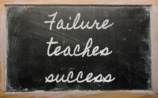 Expressie - mislukking leert succes - geschreven op een school-zwart — Stockfoto