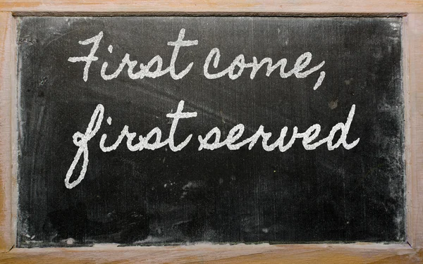 Expressão - Primeiro a chegar, primeiro a ser servido - escrito em uma escola bla — Fotografia de Stock