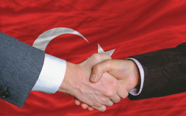 işadamlarının karşılıklı sonra Türkiye bayrağı önünde iyi bir anlaşma
