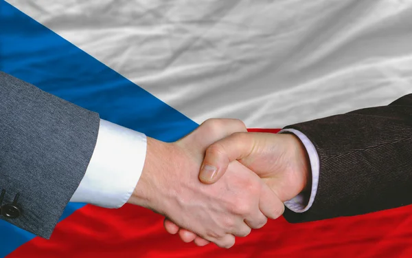 Podnikatelé handshake po velkou přední české vlajky — Stock fotografie