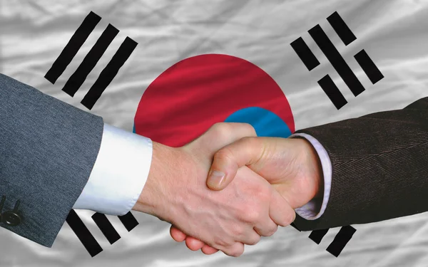 Uomini d'affari stretta di mano dopo un buon affare di fronte alla Corea del Sud fl — Foto Stock