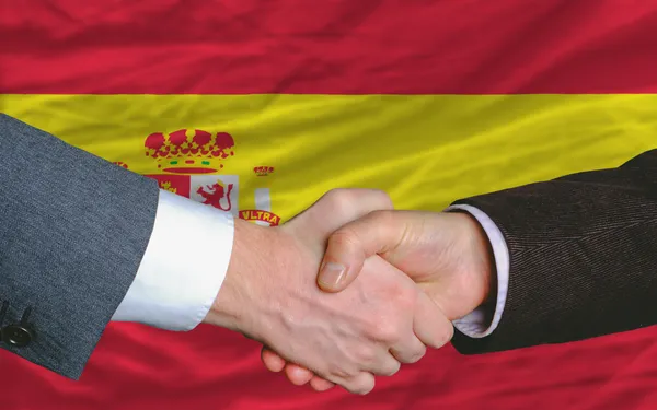 Biznesmeni uzgadniania po sporo przed flaga Hiszpania — Zdjęcie stockowe