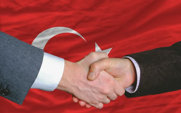 トルコの旗の前で良い取引後ビジネスマン ハンドシェイク — ストック写真