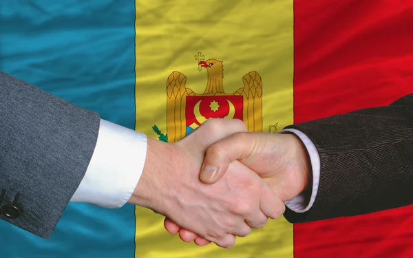 Biznesmeni uzgadniania po sporo przed flaga Mołdawii — Zdjęcie stockowe