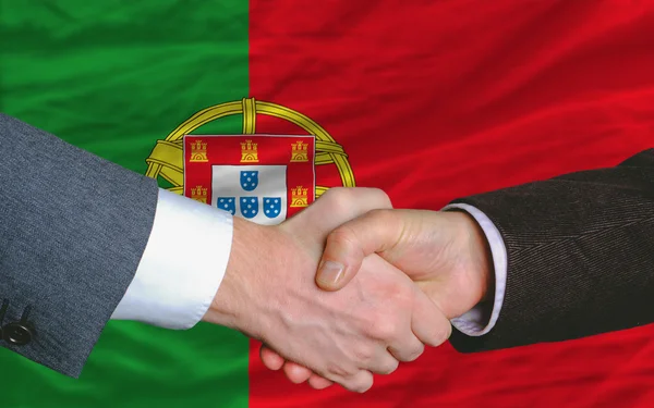 Biznesmeni uzgadniania po sporo przed flaga Portugalii — Zdjęcie stockowe