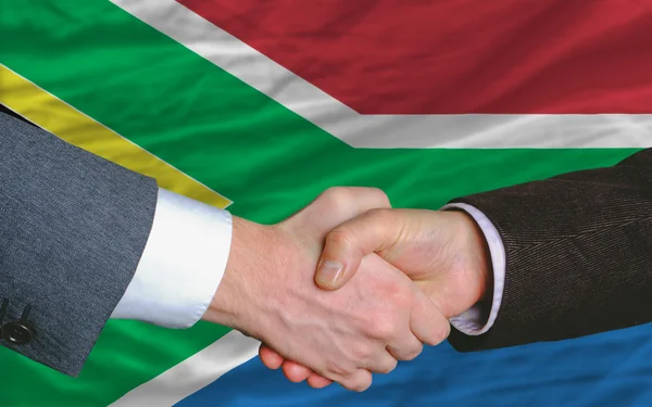 Affärsmän handskakning efter åtskilligt framför Sydafrika f — Stockfoto