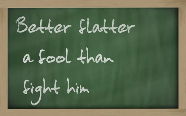 " Melhor lisonjear um tolo do que lutar contra ele "escrito em um blackboar — Fotografia de Stock