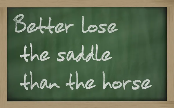 " Radši ztratíme sedlo než kůň "napsaný na blackbo — Stock fotografie