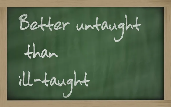 " Beter ononderwezen dan slecht onderwezen "geschreven op een Blackboard — Stockfoto