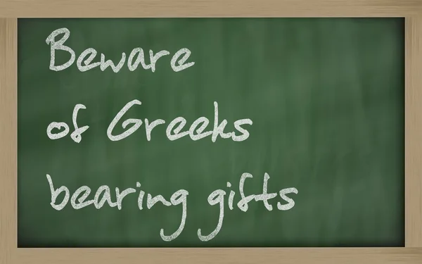 " Yunanlılar hediyeler taşıyan dikkat " bir kara tahta üzerinde yazılı — Stok fotoğraf