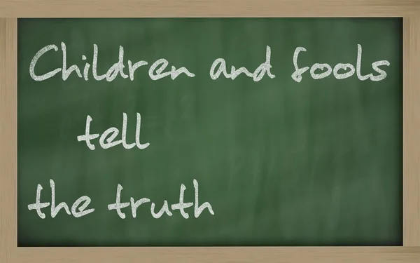 " 孩子和傻瓜说真话"写在黑板上 — 图库照片
