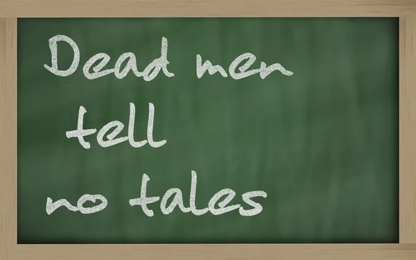 " Tote Männer erzählen keine Geschichten "steht auf einer Tafel geschrieben — Stockfoto