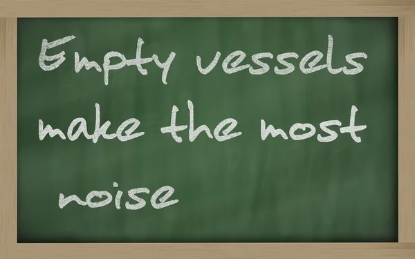 " Embarcações vazias fazem mais barulho "escrito em um quadro negro — Fotografia de Stock