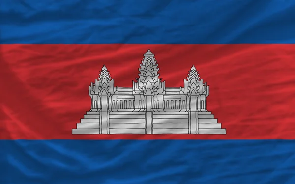 Полный размахивал национальным флагом Камбоджи на заднем плане — стоковое фото