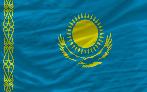 Полный размахивал национальным флагом Казахстана на заднем плане — стоковое фото