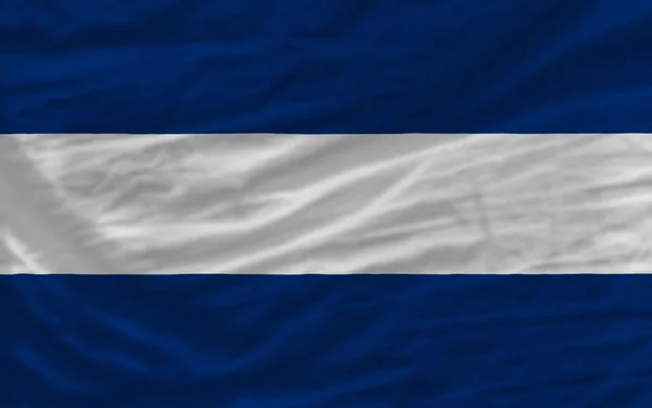 Полный размахивал национальным флагом Никарагуа на заднем плане — стоковое фото