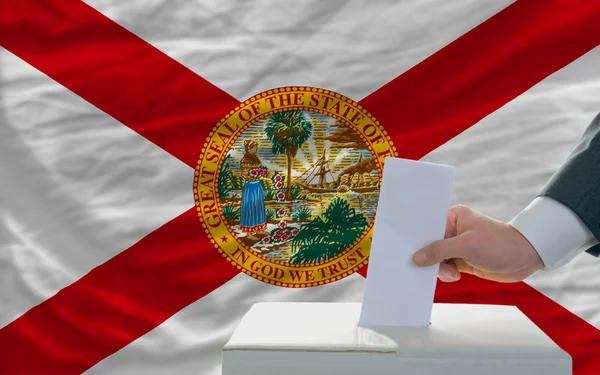 Man stemming over verkiezingen voor vlag ons vlag van bloemrijk — Stockfoto