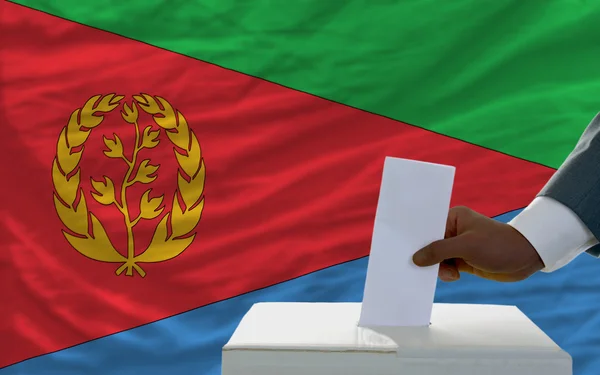 Hombre votando sobre elecciones frente a bandera nacional de ecuatorial — Foto de Stock