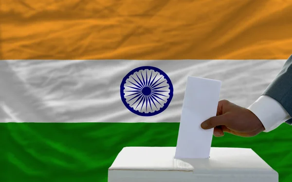 Mann bei der Stimmabgabe vor der indischen Nationalflagge — Stockfoto