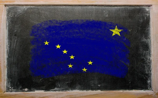 Bayrak bize alaska durumunu tebeşir ile boyanmış tahta üzerinde — Stok fotoğraf