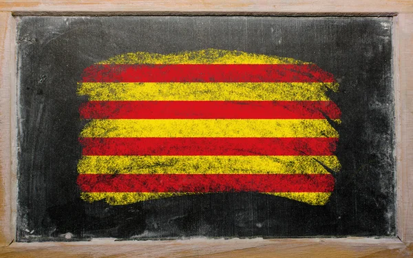 Vlag van Catalonië op blackboard geschilderd met krijt — Stockfoto
