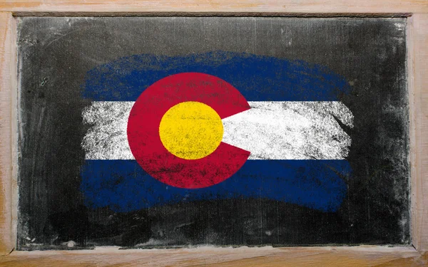 Vlag van ons staat van colorado op blackboard geschilderd met krijt — Stockfoto