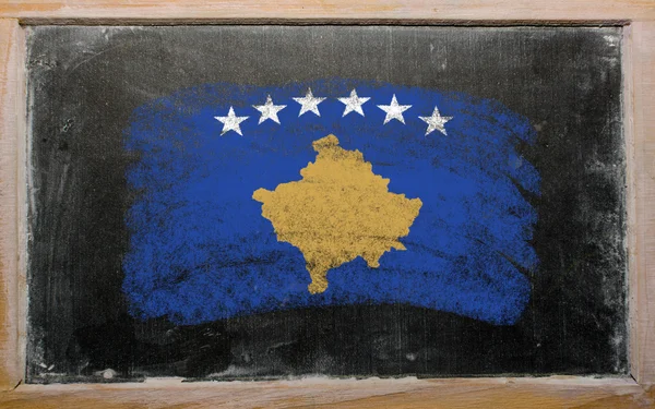 Tebeşir ile boyanmış tahta üzerinde Kosova bayrağı — Stok fotoğraf