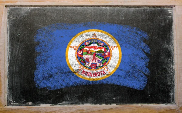 Bandera del estado estadounidense de minnesota sobre pizarra pintada con tiza — Foto de Stock