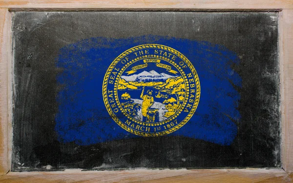 Bizi nebraska eyalet tebeşir ile boyanmış tahta üzerinde bayrak — Stok fotoğraf