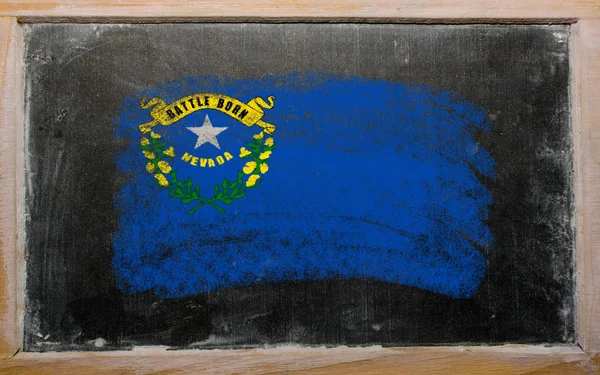 我们的旗子在黑板上用粉笔绘上的内华达州 — 图库照片