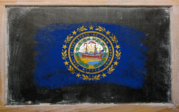 Bizi new hampshire durumunu cha ile boyanmış tahta üzerinde bayrak — Stok fotoğraf