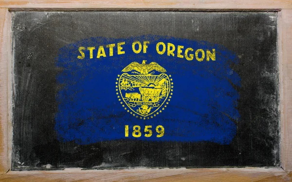 Bandeira do estado americano do oregon em quadro-negro pintado com giz — Fotografia de Stock