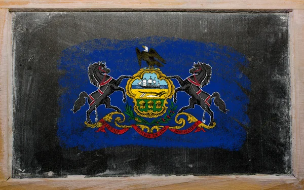 Bandiera dello stato americano della pennsilvania sulla lavagna dipinta con chal — Foto Stock