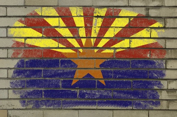 Bandera Grunge del estado estadounidense de arizona en la pared de ladrillo pintado con ch — Foto de Stock