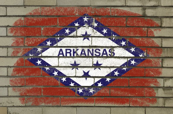Bandiera Grunge dello stato americano dell'arkansas su parete di mattoni dipinta con c — Foto Stock