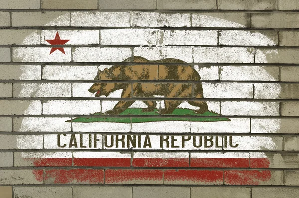 Bandiera Grunge dello stato della California degli Stati Uniti su parete di mattoni dipinta con — Foto Stock