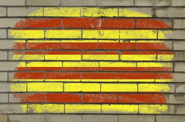 Grunge-Flagge Kataloniens an Ziegelwand mit Kreide bemalt — Stockfoto