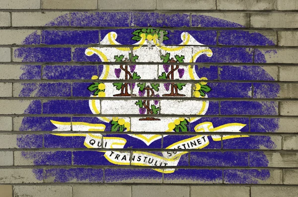 Флаг американского штата Коннектикут на стене из брикетов нарисован на бумаге — стоковое фото
