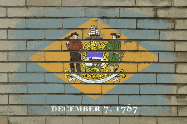 Grunge bizden delaware eyalet tuğla duvar c ile boyanmış bayrak — Stok fotoğraf