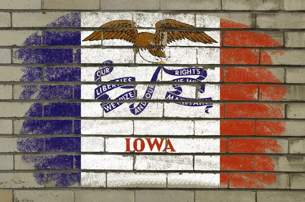Drapeau Grunge de l'état américain de l'Iowa sur un mur de briques peint à la craie — Photo