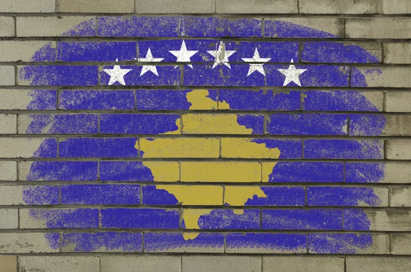 Grunge vlag van kosovo op bakstenen muur geschilderd met krijt — Stockfoto