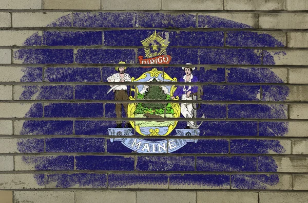 Grunge flagga oss delstaten maine på tegelvägg målade med chal — Stockfoto