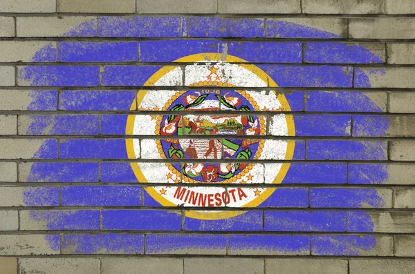 Grunge 的我们旗子上砖墙绘与明尼苏达州的状态 — 图库照片