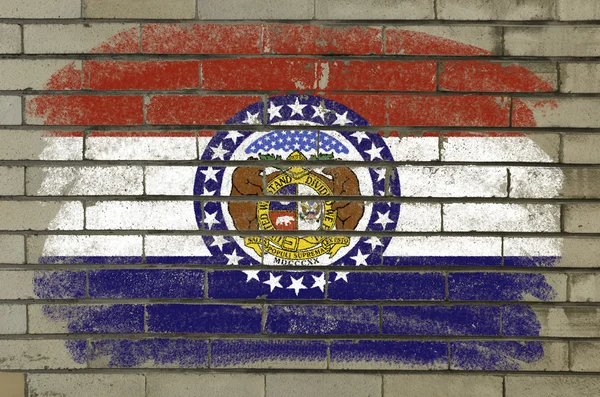 Grunge 的我们旗子密苏里州上砖墙绘与 c 状态 — 图库照片